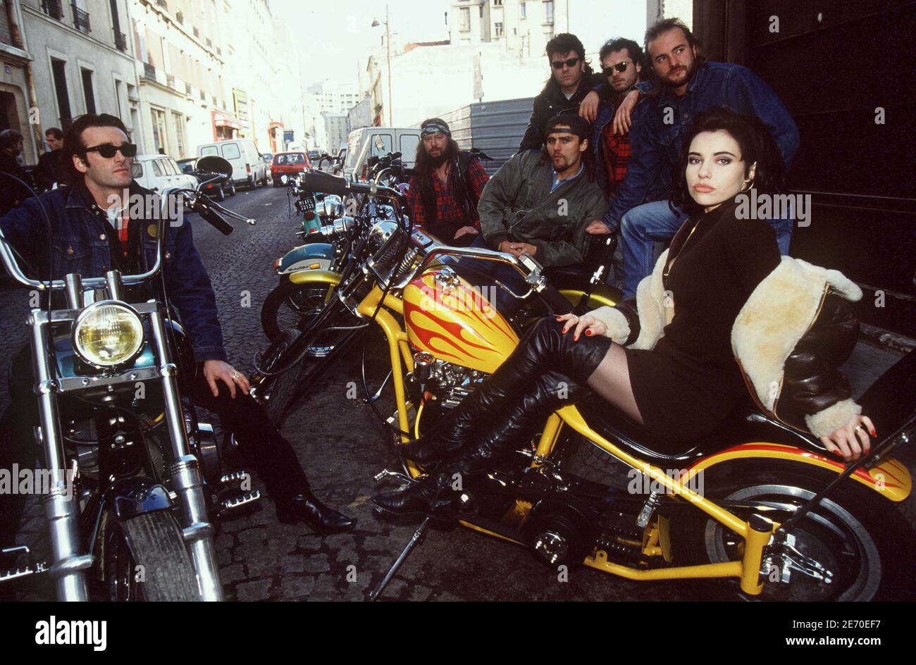 L'attrice francese Beatrice dalle con alcuni amici, in partenza per il rally 'Mandarine Road' in Vietnam, il 1991 dicembre. Foto di Patrick Durand/ABACAPRESS.COM Foto Stock