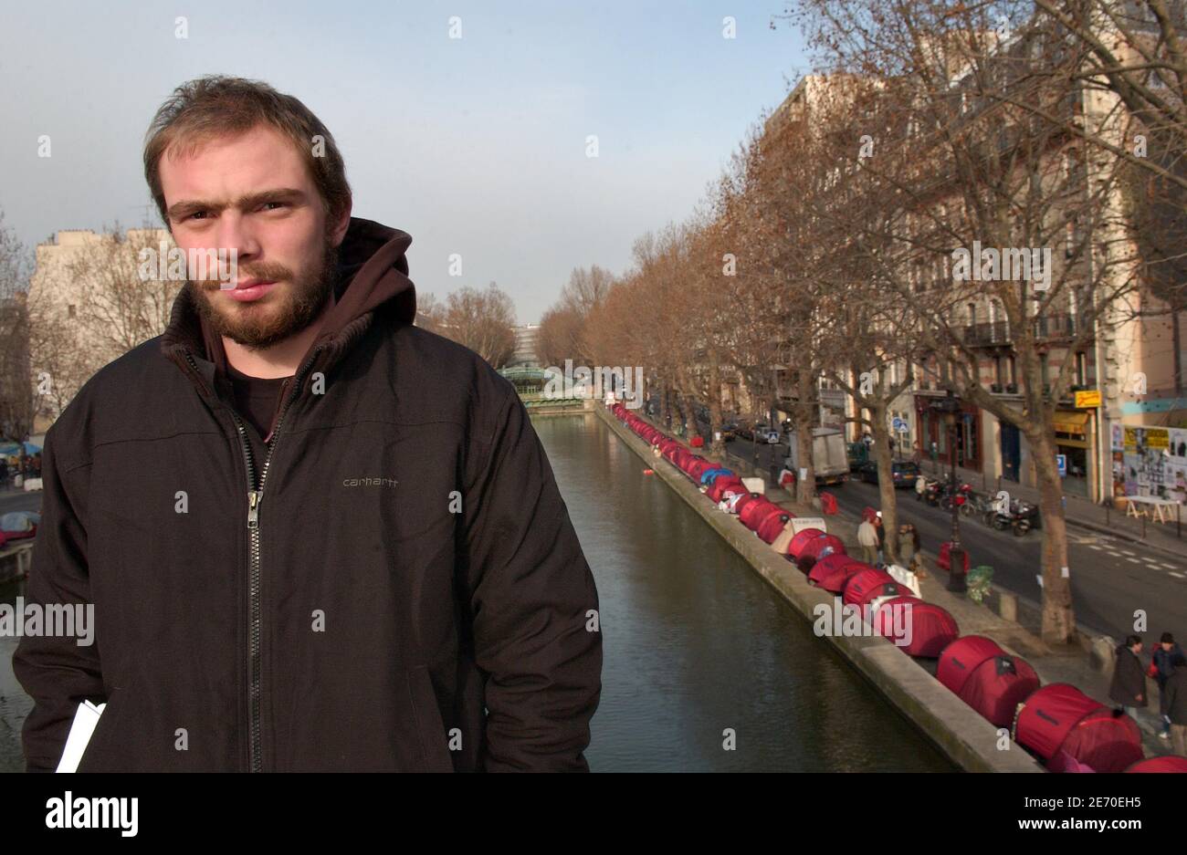 Joseph Legrand, spokeman della ONG francese Les Enfants de Don Quichotte, si pone a Canal Saint-Martin, a Parigi, in Francia, il 3 gennaio 2007. Legrand e i suoi fratelli hanno allestito tende lungo il canale lo scorso 17 dicembre 2006 per richiamare l'attenzione sulla necessità di soluzioni di alloggio a lungo termine per i senzatetto della città. Foto di Jules Motte/ABACAPRESS.COM Foto Stock