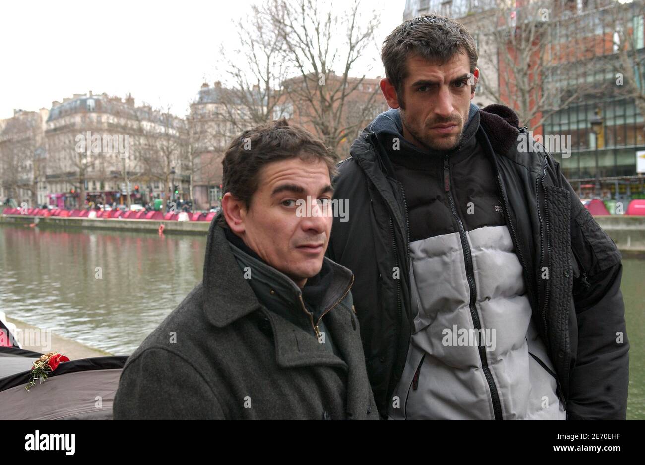 Pascal Oumakhlouf e Augustin Legrand, fondatori dell'ONG francese Les Enfants de Don Quichotte, posano a Canal Saint-Martin, a Parigi, Francia, il 3 gennaio 2007. Hanno allestito tende lungo il canale lo scorso 17 dicembre 2006 per richiamare l'attenzione sulla necessità di soluzioni di alloggio a lungo termine per i senzatetto della città. Foto di Jules Motte/ABACAPRESS.COM Foto Stock