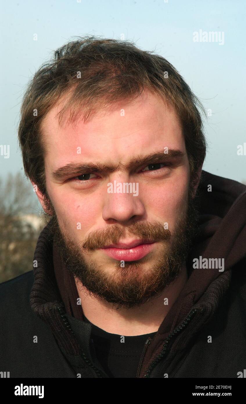 Joseph Legrand, spokeman della ONG francese Les Enfants de Don Quichotte, si pone a Canal Saint-Martin, a Parigi, in Francia, il 3 gennaio 2007. Legrand e i suoi fratelli hanno allestito tende lungo il canale lo scorso 17 dicembre 2006 per richiamare l'attenzione sulla necessità di soluzioni di alloggio a lungo termine per i senzatetto della città. Foto di Jules Motte/ABACAPRESS.COM Foto Stock