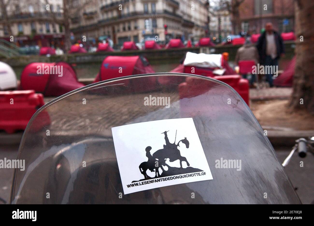 Logo della ONG francese Les Enfants de Don Quichotte (figli di Don Quichotte), è visto a Parigi, Francia, il 3 gennaio 2007. Questa organizzazione ha istituito tende lungo il canale Saint-Martin lo scorso 17 dicembre 2006 per attirare l'attenzione sulla necessità di soluzioni di alloggio a lungo termine per i senzatetto della città. Foto di Jules Motte/ABACAPRESS.COM Foto Stock