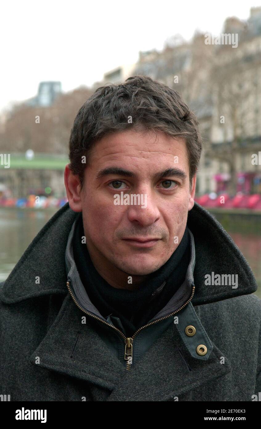 Pascal Oumakhlouf, fondatore della ONG francese Les Enfants de Don Quichotte, si pone a Canal Saint-Martin, a Parigi, Francia, il 3 gennaio 2007. Con i fratelli Legrand, ha allestito tende lungo il canale lo scorso 17 dicembre 2006 per richiamare l'attenzione sulla necessità di soluzioni di alloggio a lungo termine per i senzatetto della città. Foto di Jules Motte/ABACAPRESS.COM Foto Stock