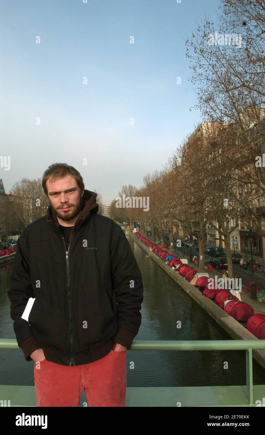 Joseph Legrand, spokeman della ONG francese Les Enfants de Don Quichotte, si pone a Canal Saint-Martin, a Parigi, in Francia, il 3 gennaio 2007. Legrand e i suoi fratelli hanno allestito tende lungo il canale lo scorso 17 dicembre 2006 per richiamare l'attenzione sulla necessità di soluzioni di alloggio a lungo termine per i senzatetto della città. Foto di Jules Motte/ABACAPRESS.COM Foto Stock