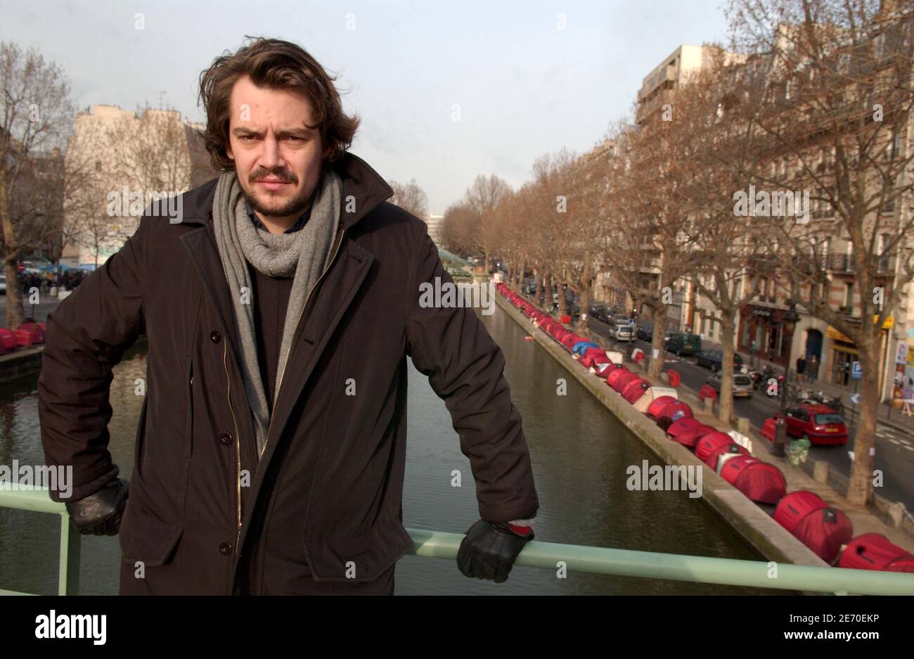 Jean-Baptiste Legrand, spokeman della ONG francese "Les Enfants de Don Quichotte", si pone a Canal Saint-Martin, a Parigi, in Francia, il 3 gennaio 2007. Legrand e i suoi fratelli hanno allestito tende lungo il canale lo scorso 17 dicembre 2006 per richiamare l'attenzione sulla necessità di soluzioni di alloggio a lungo termine per i senzatetto della città. Foto di Jules Motte/ABACAPRESS.COM Foto Stock