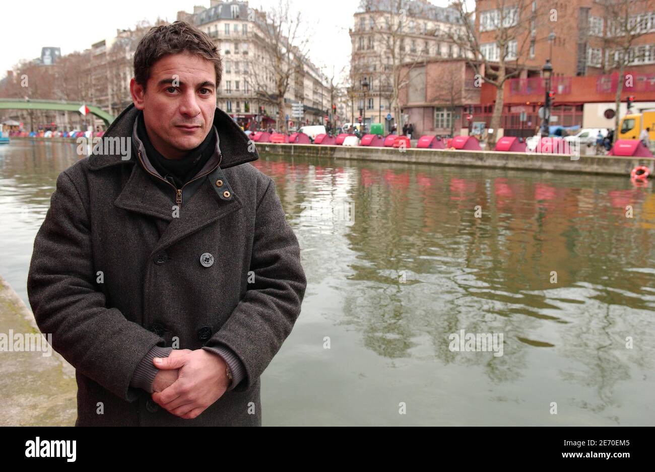 Pascal Oumakhlouf, fondatore della ONG francese Les Enfants de Don Quichotte, si pone a Canal Saint-Martin, a Parigi, Francia, il 3 gennaio 2007. Con i fratelli Legrand, ha allestito tende lungo il canale lo scorso 17 dicembre 2006 per richiamare l'attenzione sulla necessità di soluzioni di alloggio a lungo termine per i senzatetto della città. Foto di Jules Motte/ABACAPRESS.COM Foto Stock