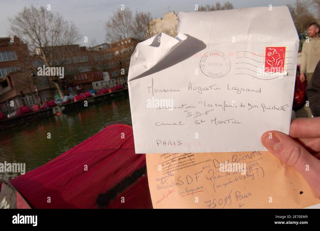 Lettere da tutta la Francia sono inviate alla ONG francese Les Enfants de Don Quichotte (Bambini di Don Quichotte), a Parigi, Francia, il 3 gennaio 2007. Questa organizzazione ha istituito tende lungo il canale Saint-Martin lo scorso 17 dicembre 2006 per attirare l'attenzione sulla necessità di soluzioni di alloggio a lungo termine per i senzatetto della città. Foto di Jules Motte/ABACAPRESS.COM Foto Stock
