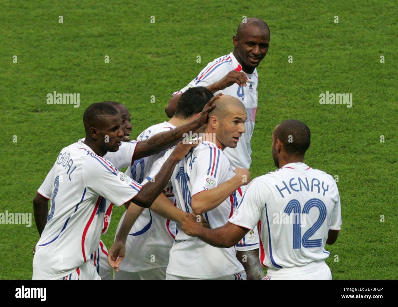 La francese Zinedine Zidane (fronte, 2° R) celebra il suo obiettivo contro l'Italia con i compagni di squadra durante la loro partita di calcio finale della Coppa del mondo 2006 a Berlino il 9 luglio 2006. RESTRIZIONE FIFA - NESSUN UTILIZZO MOBILE REUTERS/ALESSANDRO BIANCHI (GERMANIA) Foto Stock
