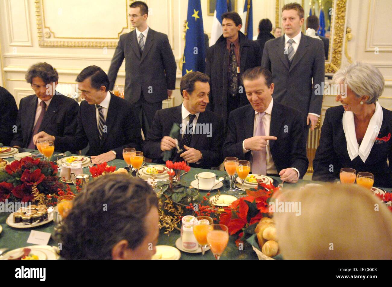 Il ministro francese degli interni Nicolas Sarkozy riceve il governo ad una colazione tradizionale prima del consiglio dei ministri, tenutosi al suo ministero a Parigi, Francia, il 3 gennaio 2007. (L-R) Ministro dell'economia Thierry Breton, Ministro degli Affari Esteri Philippe Douste-Blazy, Ministro degli interni Nicolas Sarkozy, Ministro dei Trasporti Dominique Perben, Ministro del Commercio estero Christine Lagarde e Ministro dell'occupazione Jean-Louis Borloo. Foto di Witt-Meigneux/piscina/ABACAPRESS.COM Caption locale 538971 Foto Stock