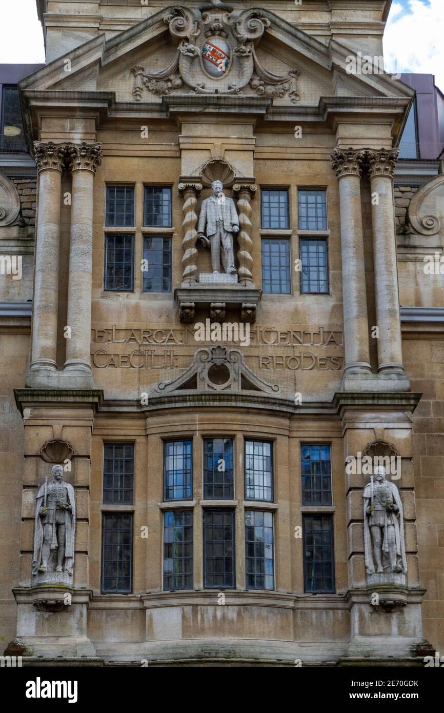 La statua di Cecil Rhodes sulla facciata del Rhodes Building, Oriel College, High Street, Oxford, UK. Foto Stock