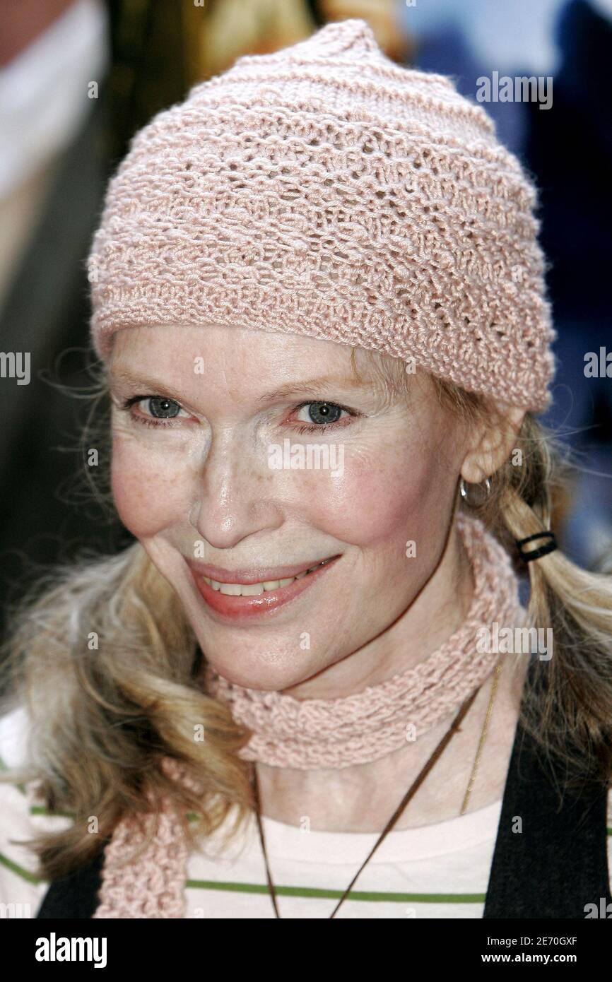 Mia Farrow dice in un'intervista a Vanity Fair che è possibile che suo figlio con il regista Woody Allen sia invece quello di Frank Sinatra. Farrow disse alla rivista che lei e Sinatra "non si dividono mai realmente" e quando chiese se Ronan Farrow fosse il figlio di Sinatra, rispose: "Forse." File photo : attrice mia Farrow partecipa alla Weinstein Company Premiere di 'Arthur and the Invisibles' tenutasi al DGA Theatre di New York City, NY, USA il 7 gennaio 2007. Foto di Gerald Holubowicz/ABACAPRESS.COM Foto Stock