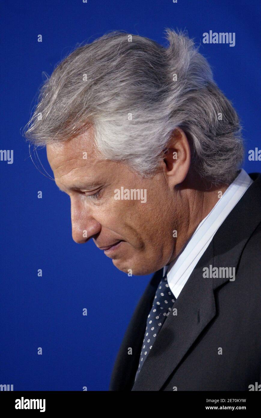 Il primo ministro francese Dominique de Villepin riceve il professor Alain Deloche, presidente di 'la Chaine de l'Espoir' (la catena della speranza) all'Hotel Matignon a Parigi, Francia, il 10 gennaio 2007. La Chaine de l'Espoir è un'organizzazione umanitaria fondata nel 1988 dal cardiologo francese Alain Deloche per combattere l'ingiustizia del luogo di nascita e fornire le cure chirurgiche e l'istruzione necessarie ai bambini svantaggiati. Foto di Bernard Bisson/ABACAPRESS.COM Foto Stock