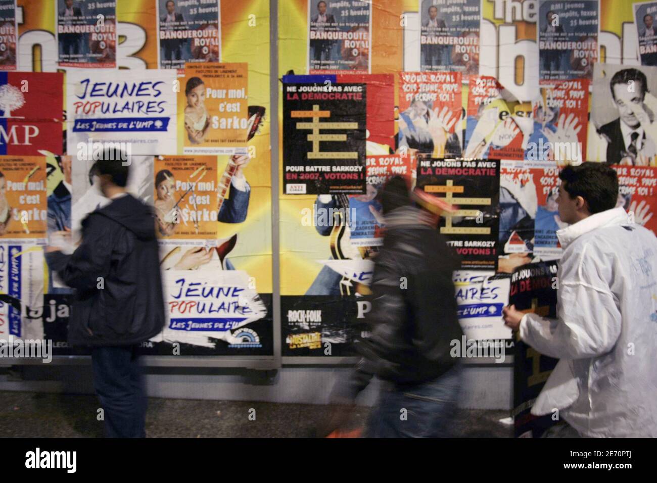 Manifestanti "anti-Sarko" incollano manifesti a Parigi, Francia, 13 gennaio 2007. Nicolas Sarkozy, presidente francese, è destinato ad essere nominato candidato ufficiale dall'Unione per un movimento popolare (UMP) al vicino Palais des Expositions di domenica . Foto di Mousse/ABACAPRESS.COM Foto Stock