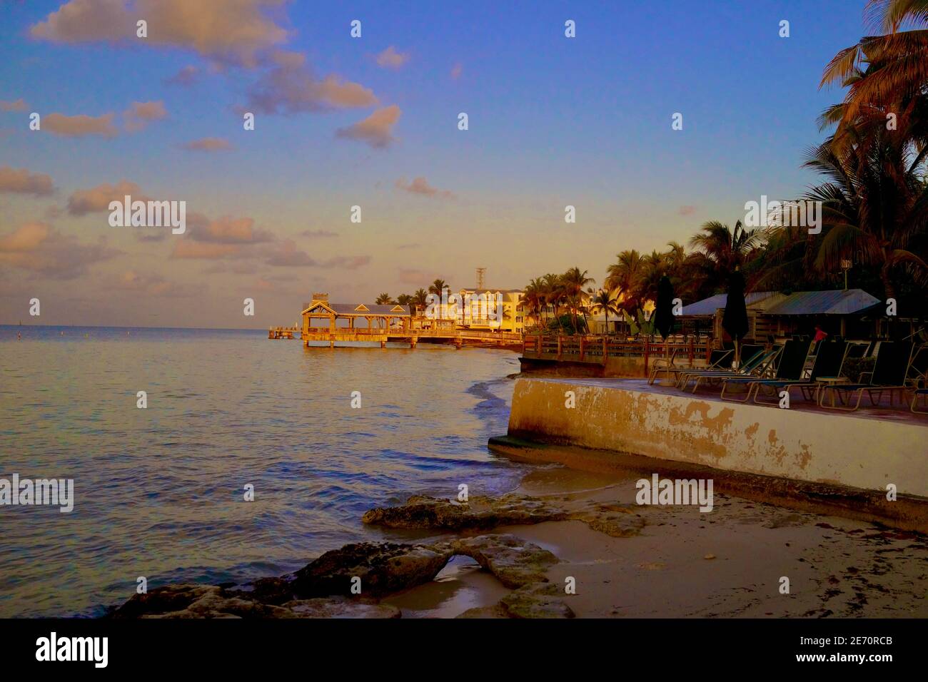 Key West, Florida, Florida USA. Il punto più meridionale degli Stati Uniti continentali. Isola destinazione di vacanza per turismo rilassato. Costa al tramonto. Foto Stock