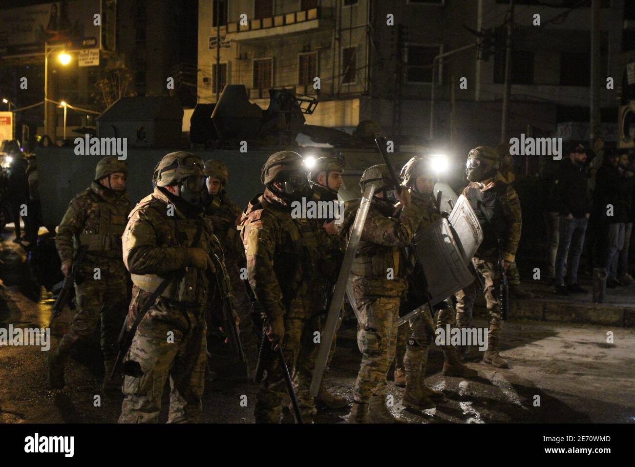 Tripoli, Libano. 29 gennaio 2021. I membri dell'esercito libanese si trovano in una strada a Tripoli, nel nord del Libano, il 29 gennaio 2021. L'esercito libanese ha annunciato venerdì di aver arrestato cinque persone coinvolte nel bruciare la costruzione del comune una notte prima a Tripoli durante violenti scontri di protesta tra cittadini e forze di sicurezza, ha riferito l'Agenzia nazionale delle notizie. Credit: Khaled/Xinhua/Alamy Live News Foto Stock