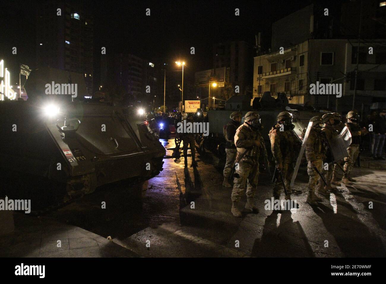 Tripoli, Libano. 29 gennaio 2021. I membri dell'esercito libanese si trovano in una strada a Tripoli, nel nord del Libano, il 29 gennaio 2021. L'esercito libanese ha annunciato venerdì di aver arrestato cinque persone coinvolte nel bruciare la costruzione del comune una notte prima a Tripoli durante violenti scontri di protesta tra cittadini e forze di sicurezza, ha riferito l'Agenzia nazionale delle notizie. Credit: Khaled/Xinhua/Alamy Live News Foto Stock