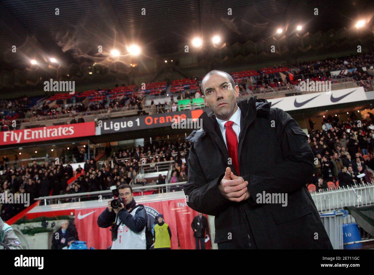 Il direttore del PSG Paul le Guen durante la partita la prima partita di calcio francese Paris-Saint-Germain contro il FC Toulouse allo stadio Parc des Princes di Parigi, Francia, il 17 gennaio 2007. La partita si è conclusa con un sorteggio di 0-0. Foto di Mehdi Taamallah/Cameleon/ABACAPRESS.COM Foto Stock