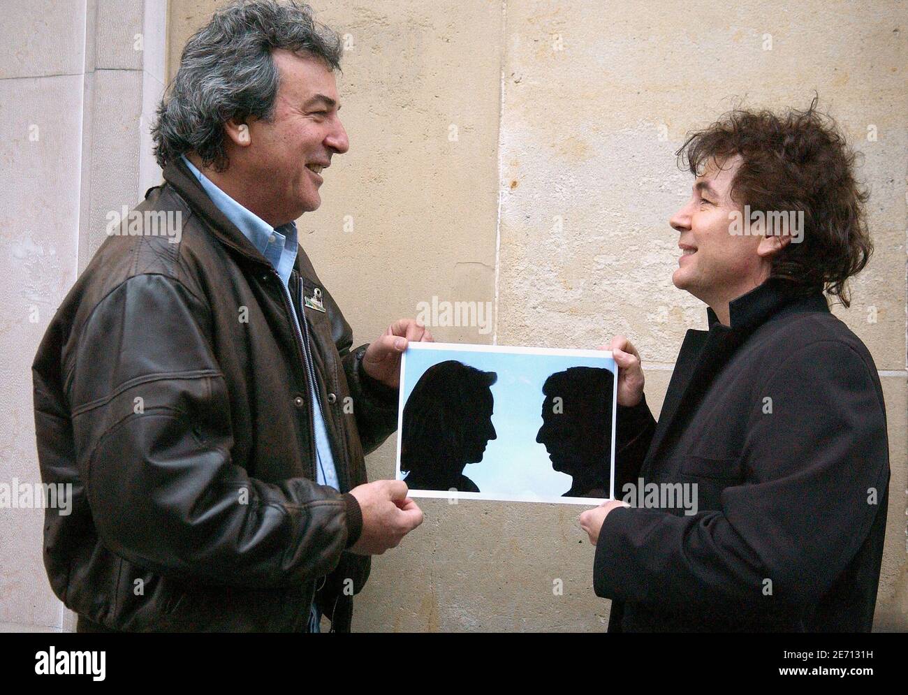 Framboisier (l) e Bernard Minet, membri della band francese Les Musers, posano a Parigi il 18 gennaio 2007. Un singolo della band, intitolato 'Nicolas et Segolene', è stato rilasciato dal 19 gennaio 2007. Parla con umorismo dei due principali candidati alle elezioni presidenziali francesi dell'aprile 2007, Nicolas Sarkozy e Segolene Royal. 'Les Muls' si è esibito negli anni '90 nel programma televisivo 'le Club Dorotee'. Questo spettacolo e la band terminarono nel 1997. Foto di Jules Motte/ABACAPRESS.COM Foto Stock