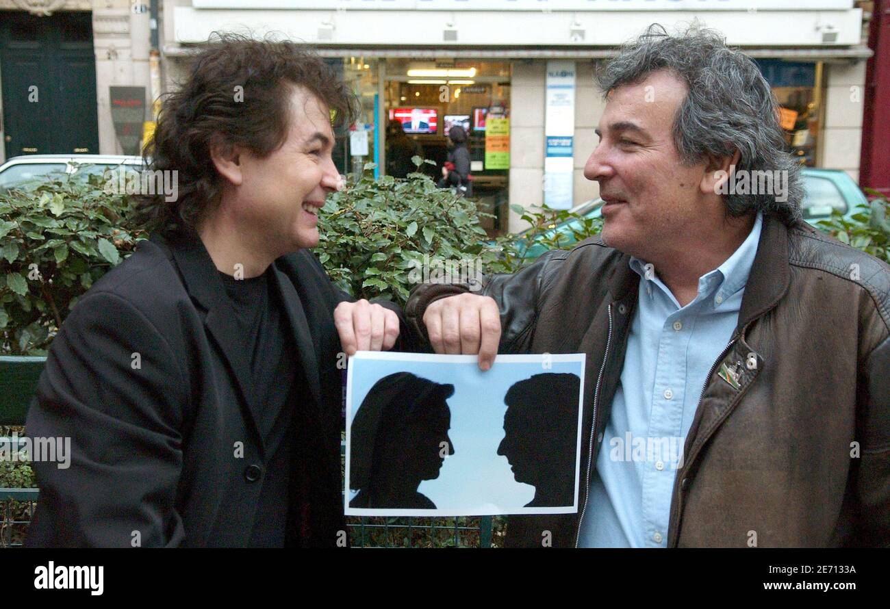 Bernard Minet (l) e Framboisier, membri della band francese Les Musers, posano a Parigi il 18 gennaio 2007. Un singolo della band, intitolato 'Nicolas et Segolene', è stato rilasciato dal 19 gennaio 2007. Parla con umorismo dei due principali candidati alle elezioni presidenziali francesi dell'aprile 2007, Nicolas Sarkozy e Segolene Royal. 'Les Muls' si è esibito negli anni '90 nel programma televisivo 'le Club Dorotee'. Questo spettacolo e la band terminarono nel 1997. Foto di Jules Motte/ABACAPRESS.COM Foto Stock