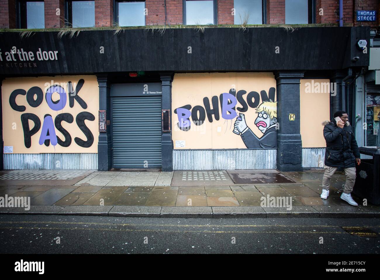 Manchester, Regno Unito. 27 gennaio 2021. Un murale satirico del primo ministro Boris Johnson è visto su un ristorante imbarcato in su a Manchester. Foto Stock