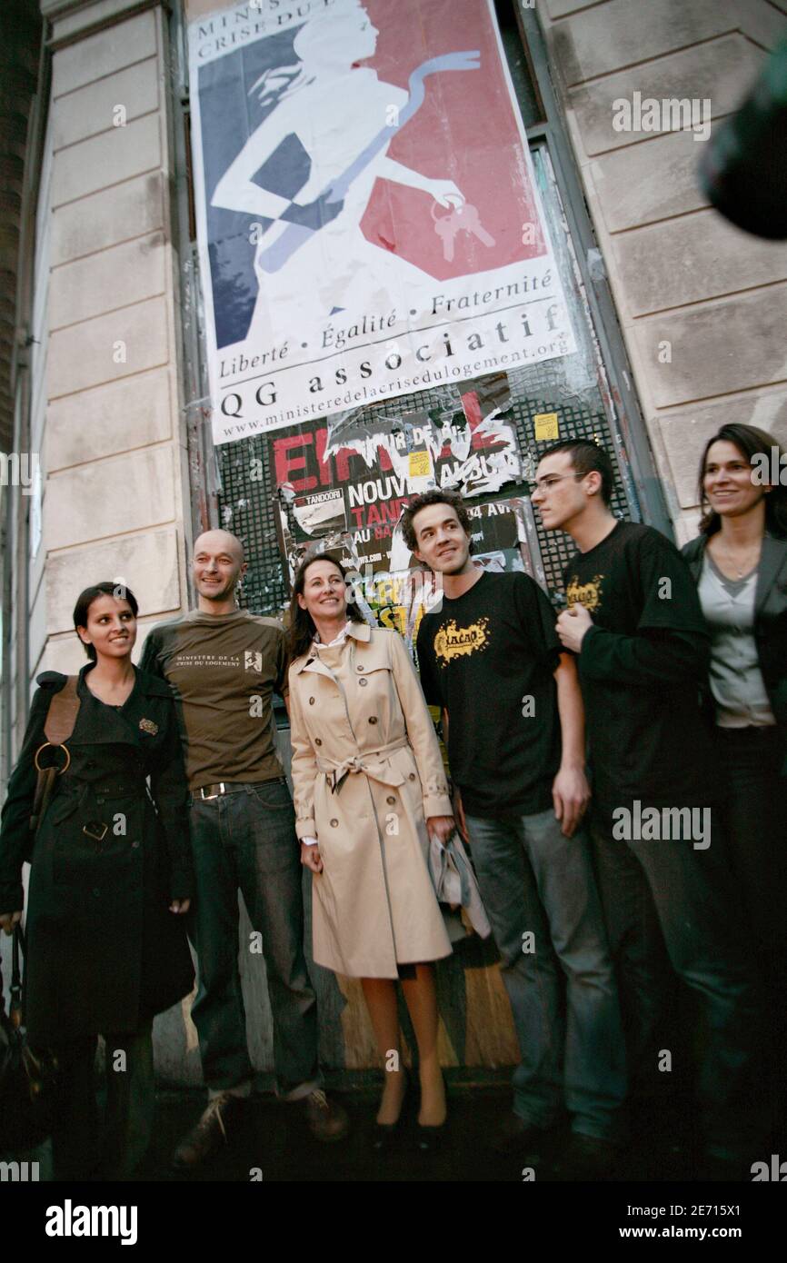 Candidato socialista francese alle prossime elezioni presidenziali, Segolene Royal, raffigurato in occasione di una visita al "le ministere de la crise du Logement" (ministero degli alloggi di crisi), situato in un edificio bancario, occupato dalla fine di dicembre 2006 da tre associazioni, il "giovedì nero", il "MACAQ" e il "diritto di casa", A Parigi, Francia, il 20 gennaio 2007. Foto di Axelle de russe/ABACAPRESS.COM Foto Stock