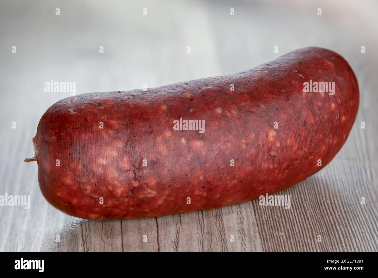 Salsiccia di carne lavorata sullo sfondo. Salsiccia turca ( Turca: Sucuk ) barbecue, concetto di cibo da picnic. Foto Stock