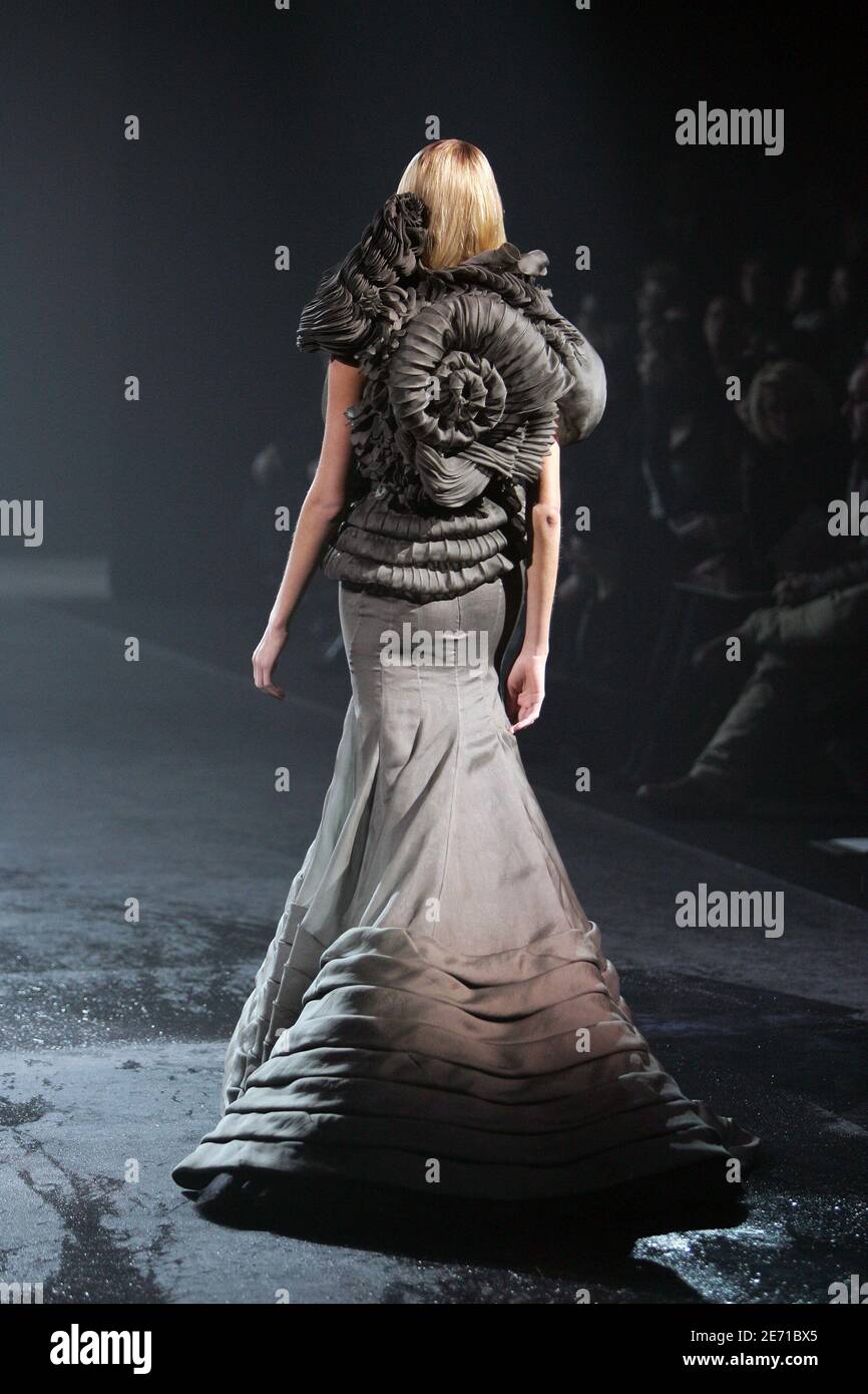 Un modello presenta una creazione del designer italiano Riccardo Tisci per  la mostra Givenchy Primavera-Estate 2007 Haute-Couture che si tiene presso  gli Ateliers Berthier a Parigi, Francia, il 23 gennaio 2007. Foto