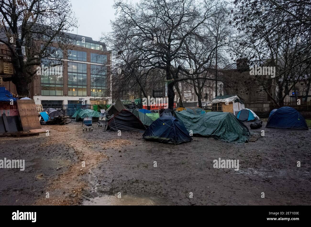 Campeggio anti-HS2 manifestanti fuori dalla stazione ferroviaria Euston di Londra Foto Stock