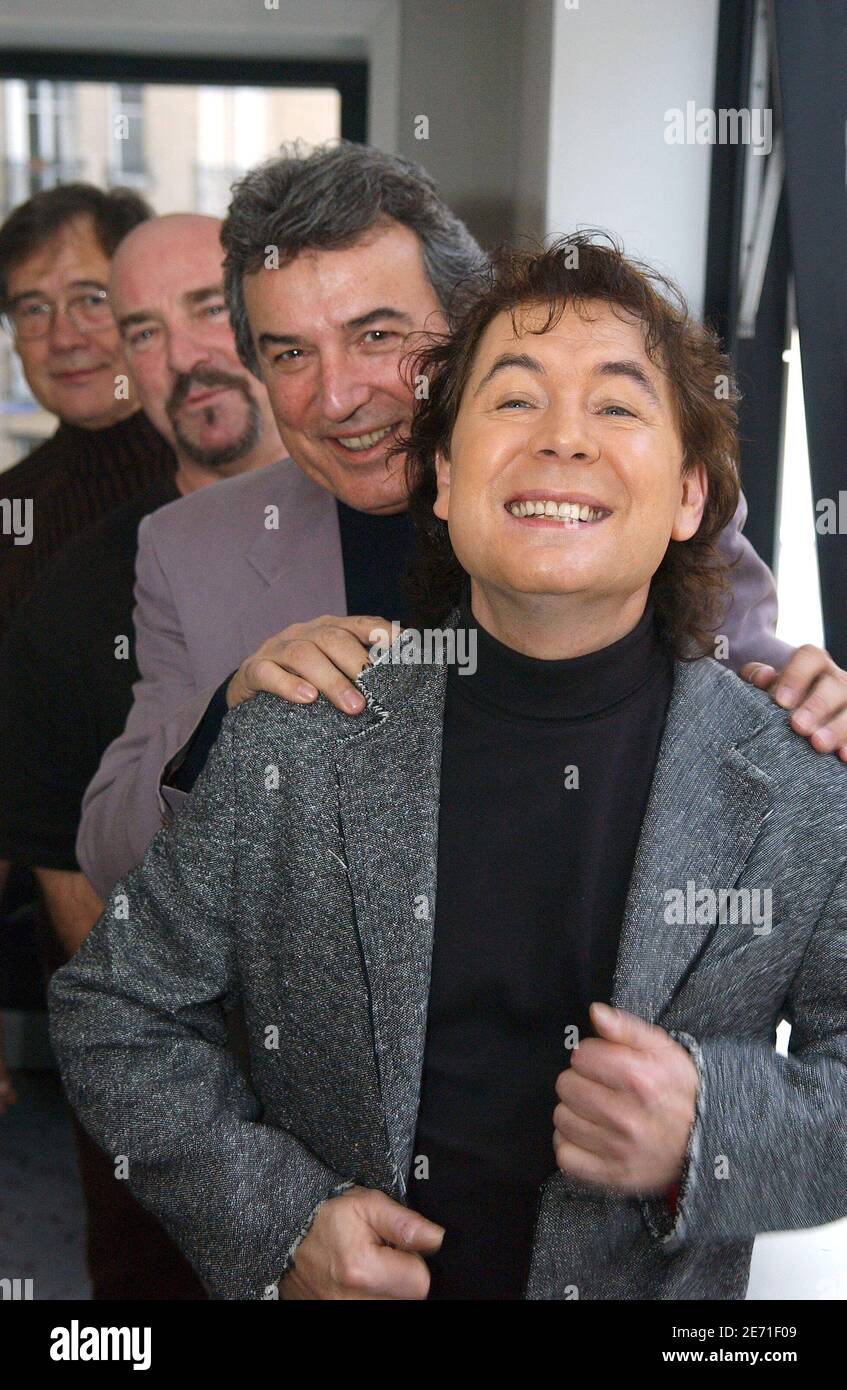 ESCLUSIVA - (r to l) Bernard Minet, Framboisier, Eric e Rene, membri della band francese 'Les MUSTINES', pose a Parigi, il 25 gennaio 2007. Un singolo della band, intitolato 'Nicolas et Segolene', è stato rilasciato dal 19 gennaio 2007. Parla con umorismo dei due principali candidati alle elezioni presidenziali francesi dell'aprile 2007, Nicolas Sarkozy e Segolene Royal. 'Les Muls' si è esibito negli anni '90 nel programma televisivo 'le Club Dorotee'. Questo spettacolo e la band terminarono nel 1997. Foto di Jules Motte/ABACAPRESS.COM Foto Stock