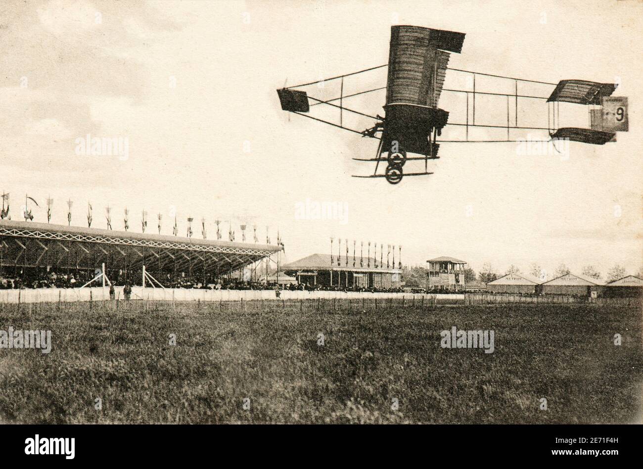 Il famoso pilota Chavez, vola con il suo Farman nel 1909 (Parigi) Foto Stock