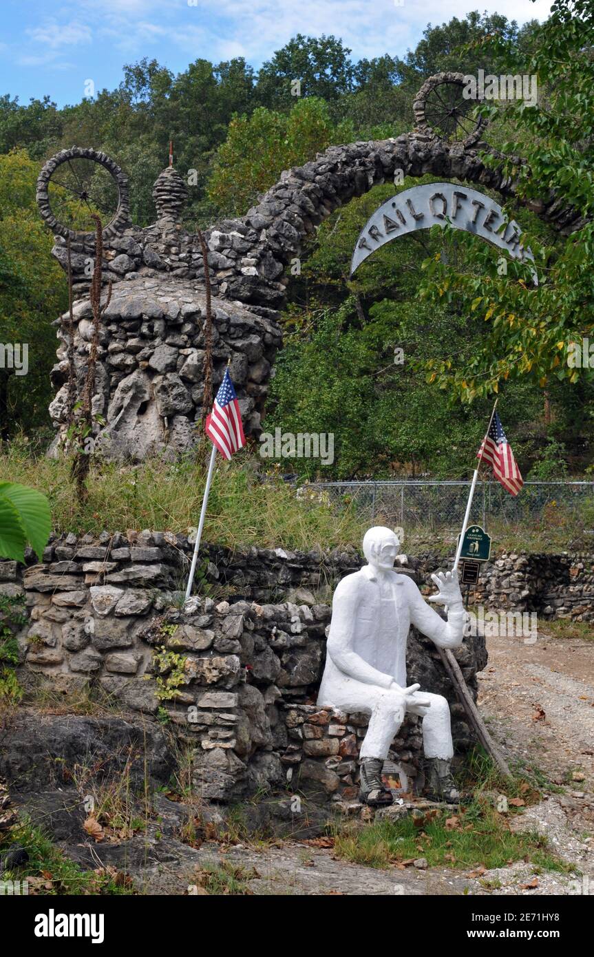 Una scultura del tardo Larry Baggett all'ingresso del suo Trail of Tears Memorial a Jerome, un monumento di arte popolare al Cherokee Trail of Tears. Foto Stock