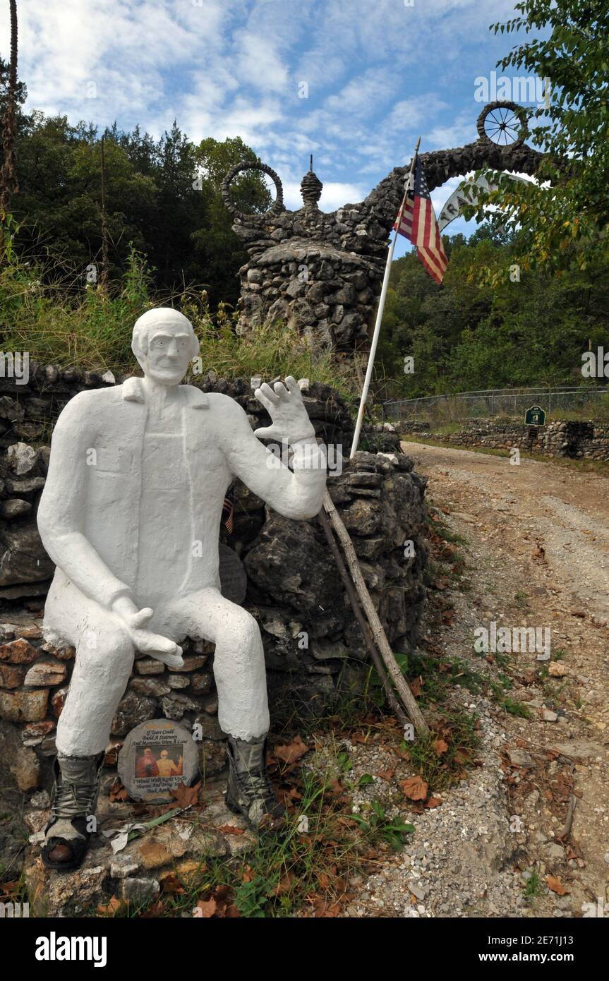 Una scultura del tardo Larry Baggett all'ingresso del suo Trail of Tears Memorial a Jerome, un monumento di arte popolare al Cherokee Trail of Tears. Foto Stock