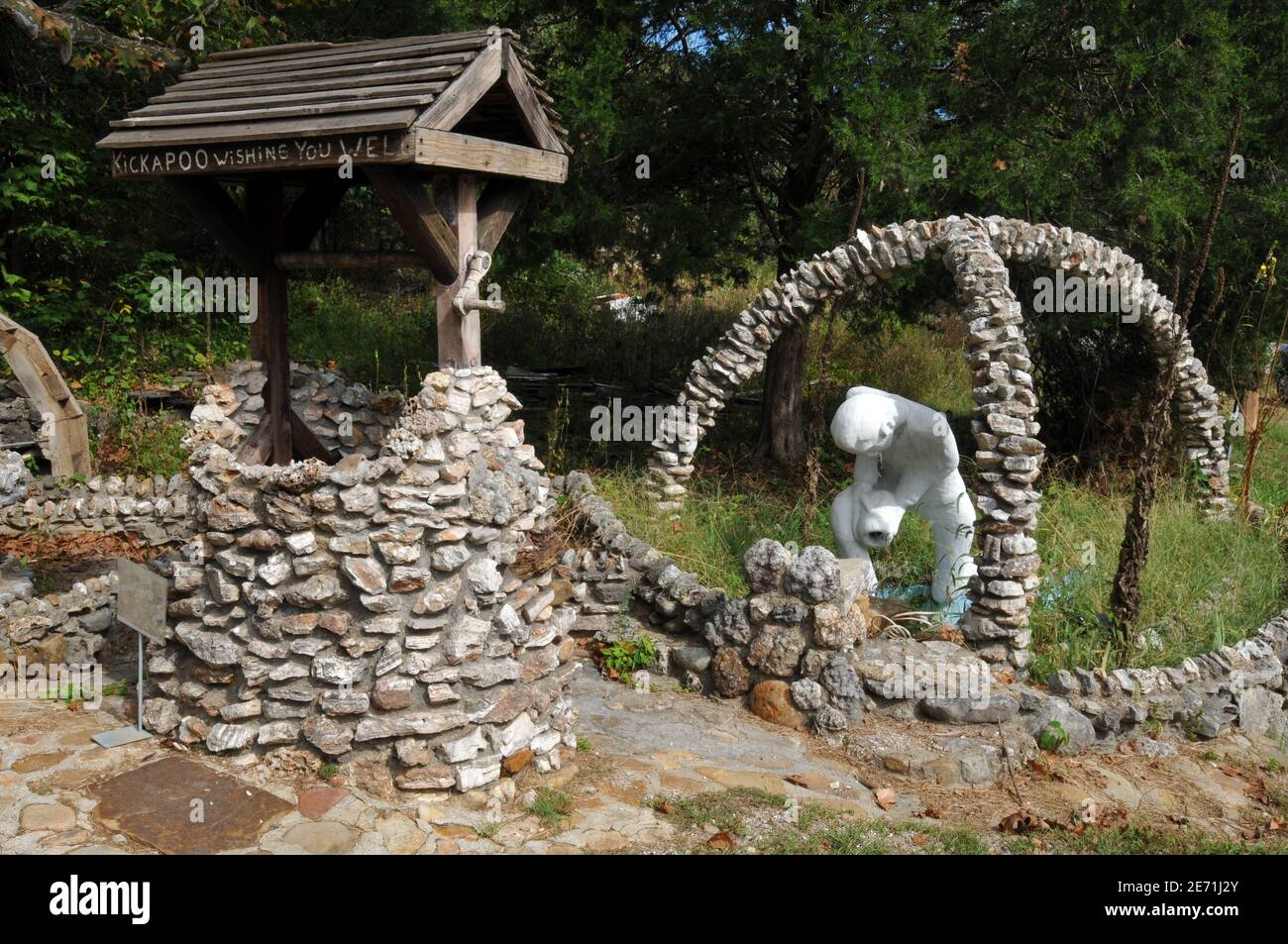 Una pietra che desidera bene e sculture al Trail of Tears Memorial a Jerome, Missouri, un monumento di arte popolare al Cherokee Trail of Tears di Larry Baggett. Foto Stock