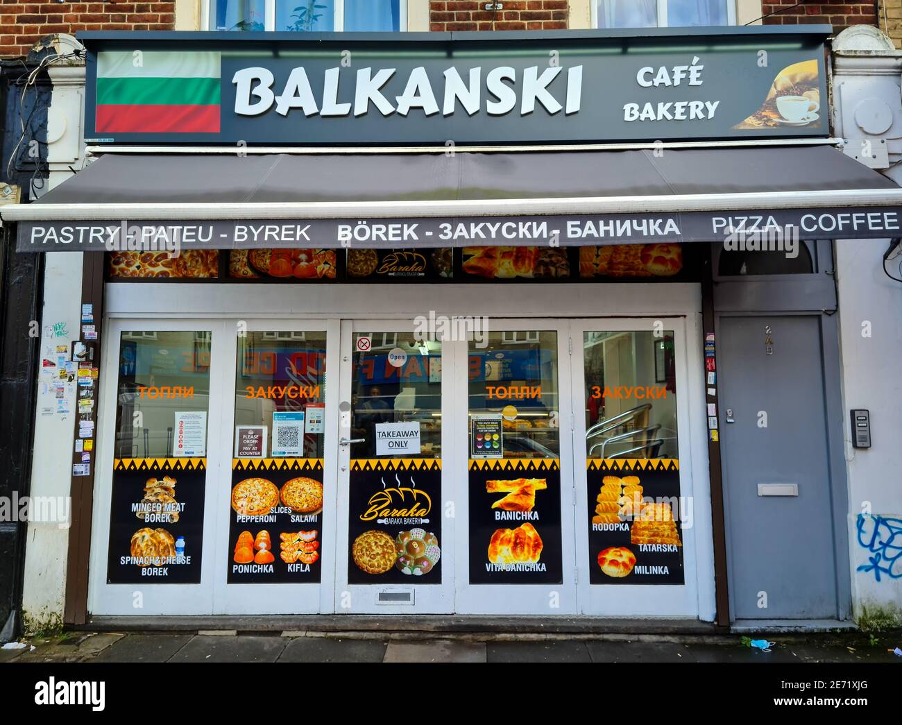 Un caffè londinese, panetteria che offre cibo e bevande dai Balcani. Foto Stock