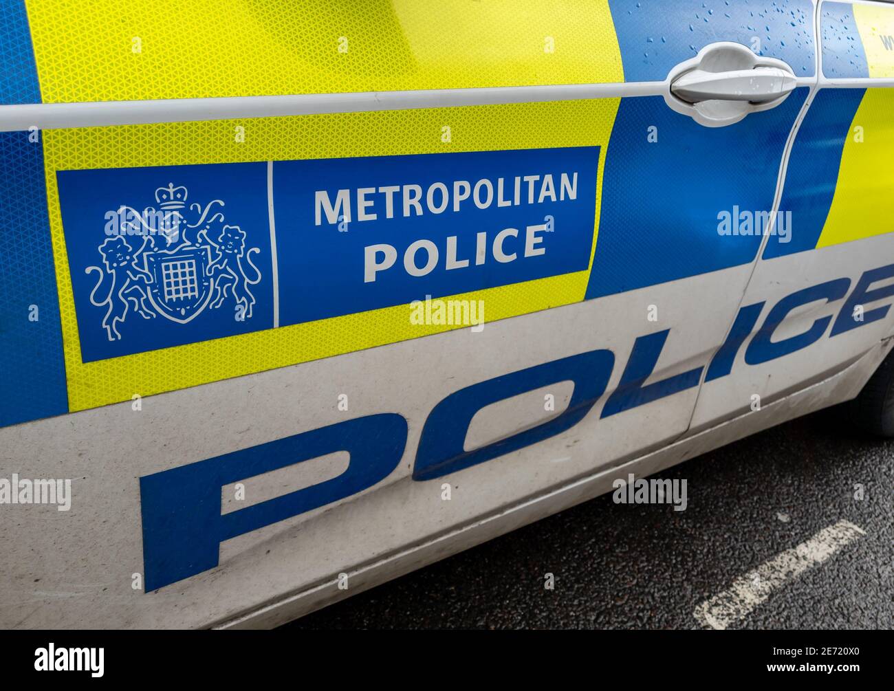 Un veicolo della polizia metropolitana con contrassegno di polizia sul lato. Foto Stock
