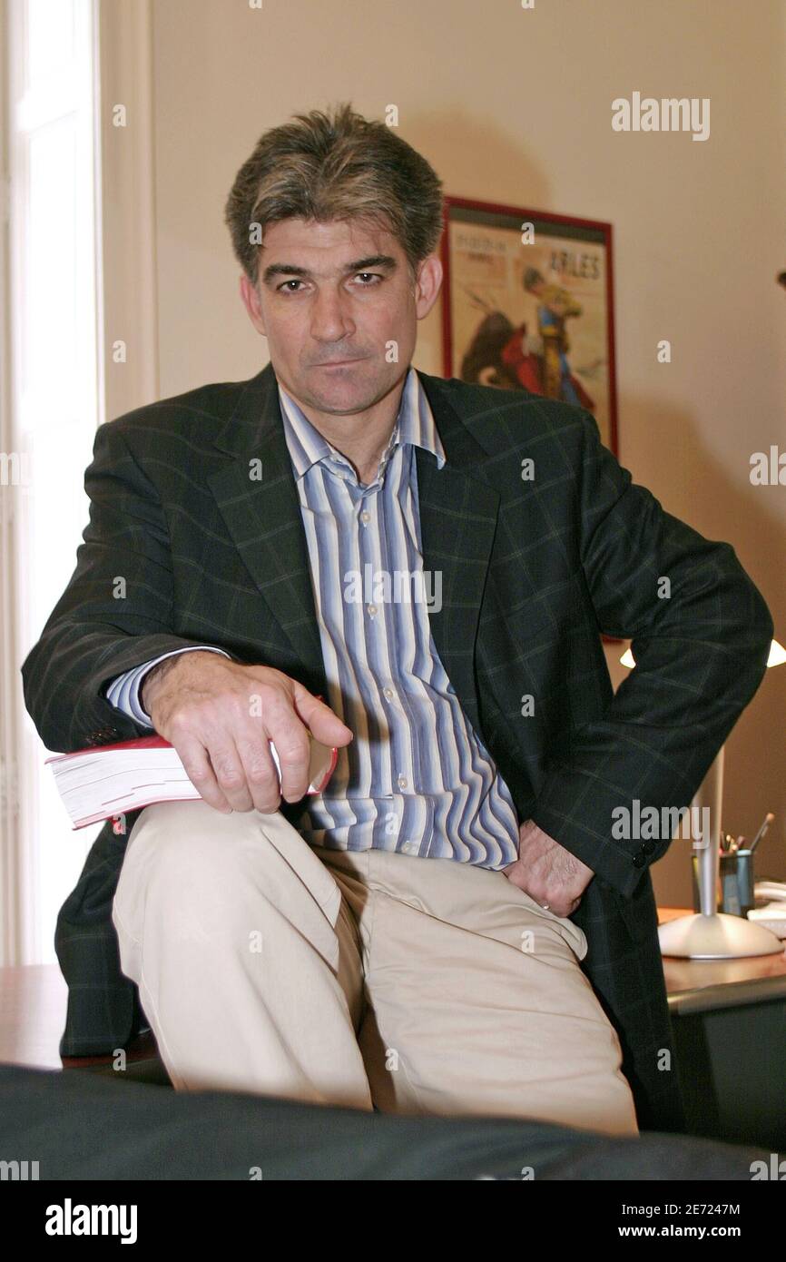 Christian Lapanche, medico di diritto, pone a Nimes, Francia, il 6 febbraio 2007. La Corte d'appello di Nimes conferma la decisione dell'organo di governo degli avvocati di Avigon di rifiutare l'iscrizione di un ex stolto come avvocato. È stato condannato per furto aggravato e tentato omicidio nel 1987 a 5 anni di carcere. Studiò legge e ottenne un dottorato. Foto di Pascal Parrot/ABACAPRESS.COM Foto Stock