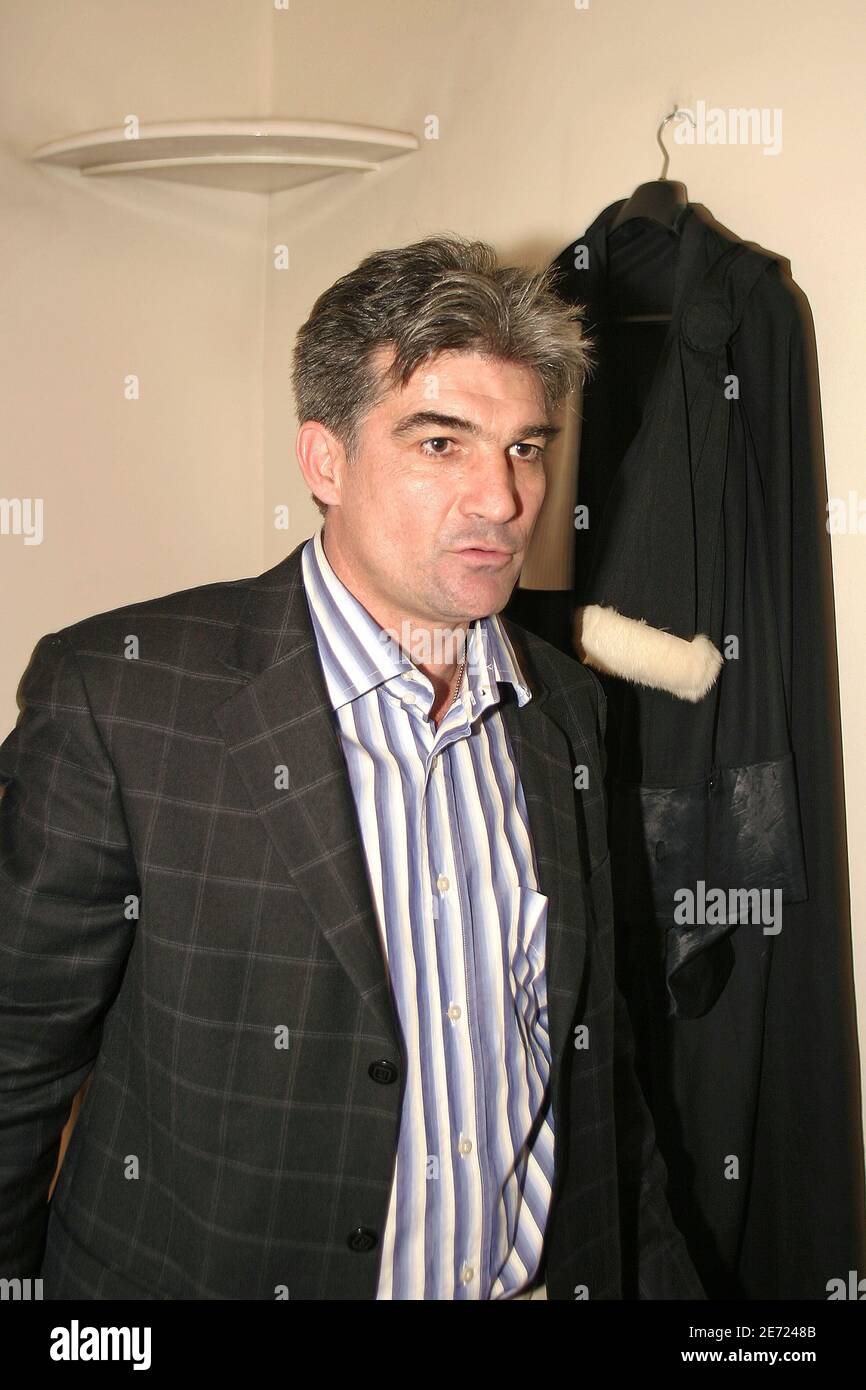 Christian Lapanche, medico di diritto, pone a Nimes, Francia, il 6 febbraio 2007. La Corte d'appello di Nimes conferma la decisione dell'organo di governo degli avvocati di Avigon di rifiutare l'iscrizione di un ex stolto come avvocato. È stato condannato per furto aggravato e tentato omicidio nel 1987 a 5 anni di carcere. Studiò legge e ottenne un dottorato. Foto di Pascal Parrot/ABACAPRESS.COM Foto Stock