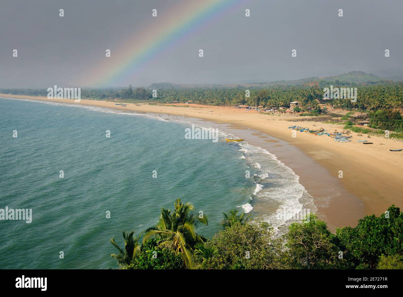Spiaggia di Gokarna con un arcobaleno dopo la pioggia, Karnataka, India Foto Stock