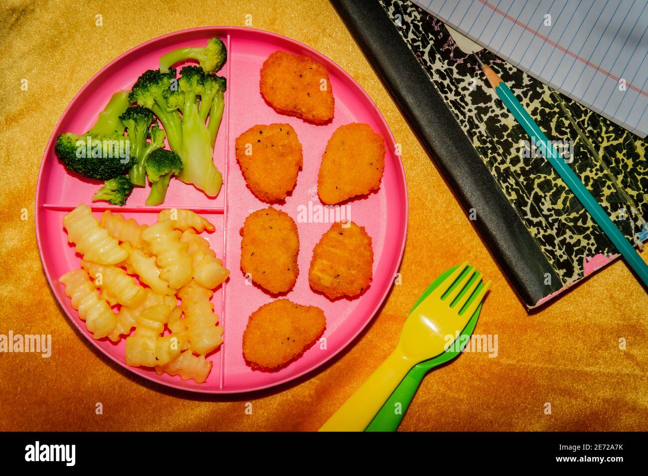 A casa scuola di pollo nugget pranzo servito su vassoio con patatine fritte e broccoli Foto Stock