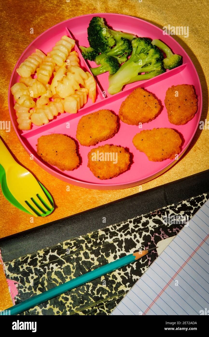 A casa scuola di pollo nugget pranzo servito su vassoio con patatine fritte e broccoli Foto Stock