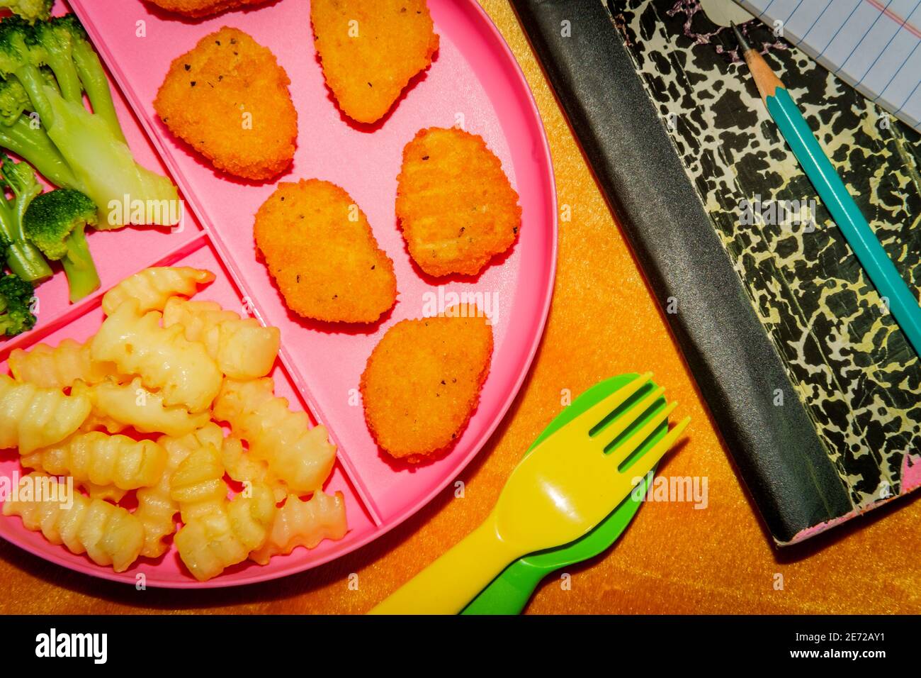 A casa scuola di pollo nugget pranzo servito su vassoio con patatine fritte e broccoli Foto Stock