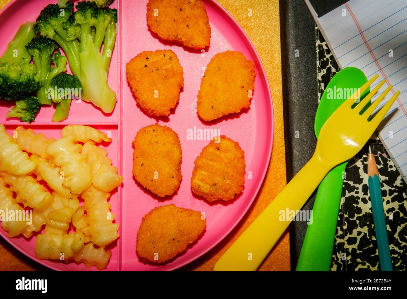 A casa scuola di pollo nugget pranzo servito su vassoio con patatine fritte e broccoli Foto Stock