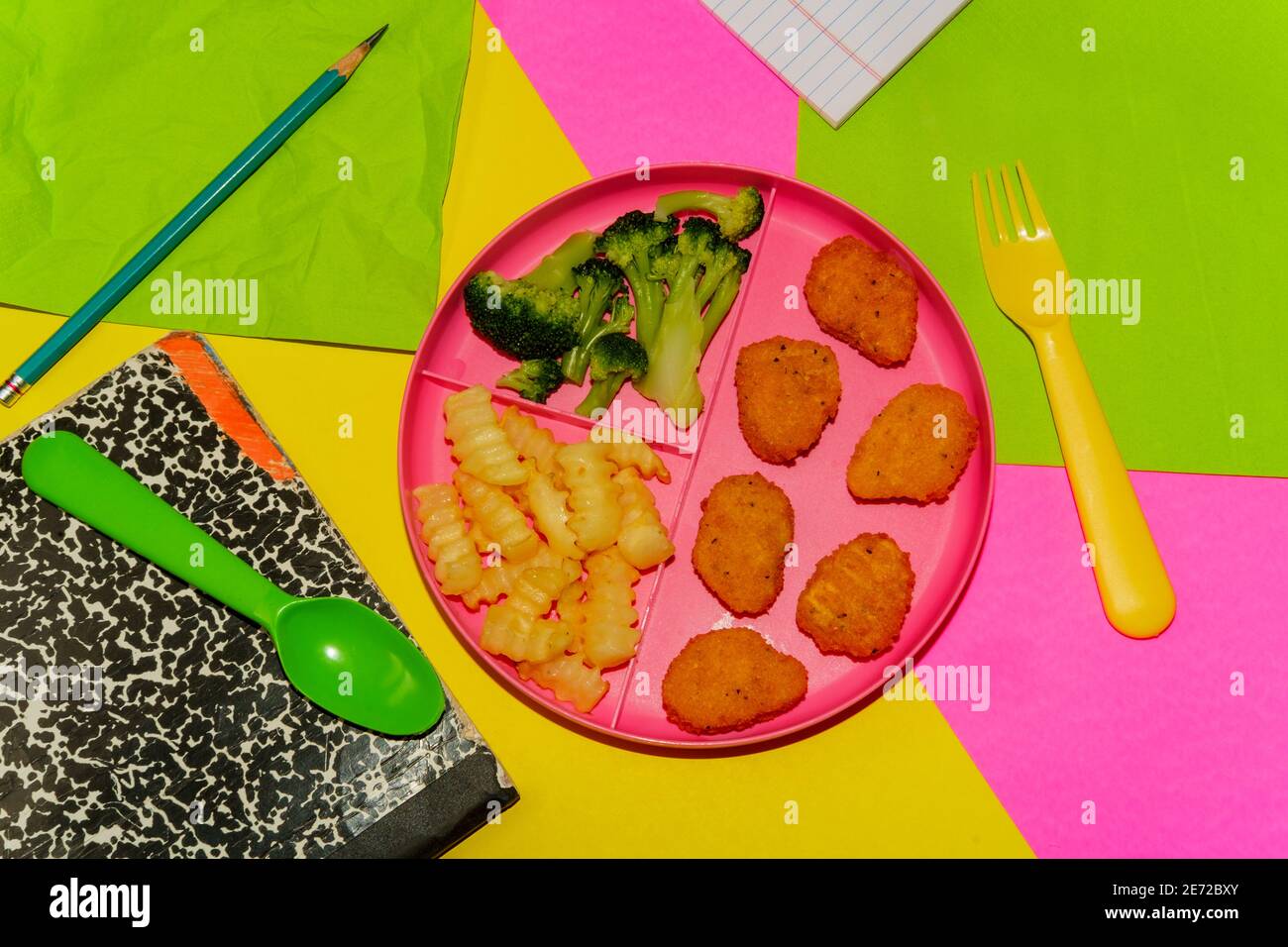 A casa scuola di pollo nugget pranzo servito su vassoio con patatine fritte e broccoli Foto Stock