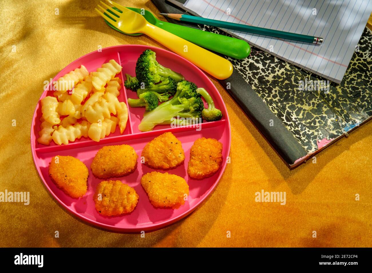 A casa scuola di pollo nugget pranzo servito su vassoio con patatine fritte e broccoli Foto Stock