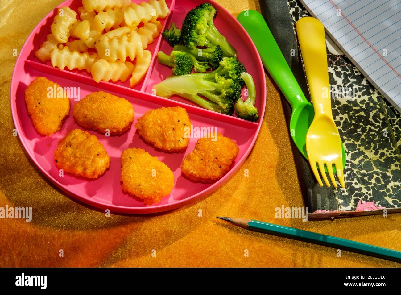 A casa scuola di pollo nugget pranzo servito su vassoio con patatine fritte e broccoli Foto Stock