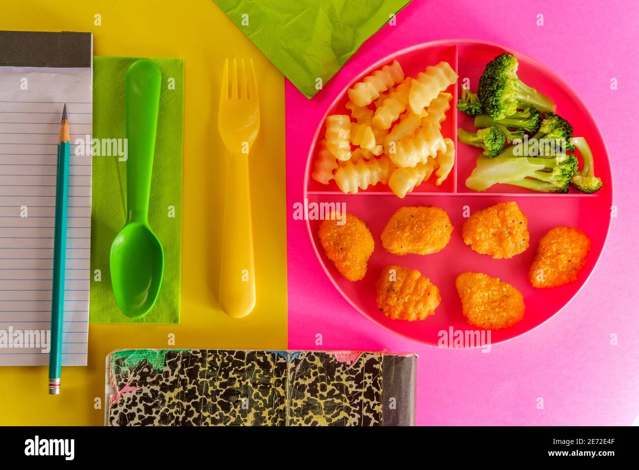 A casa scuola di pollo nugget pranzo servito su vassoio con patatine fritte e broccoli Foto Stock