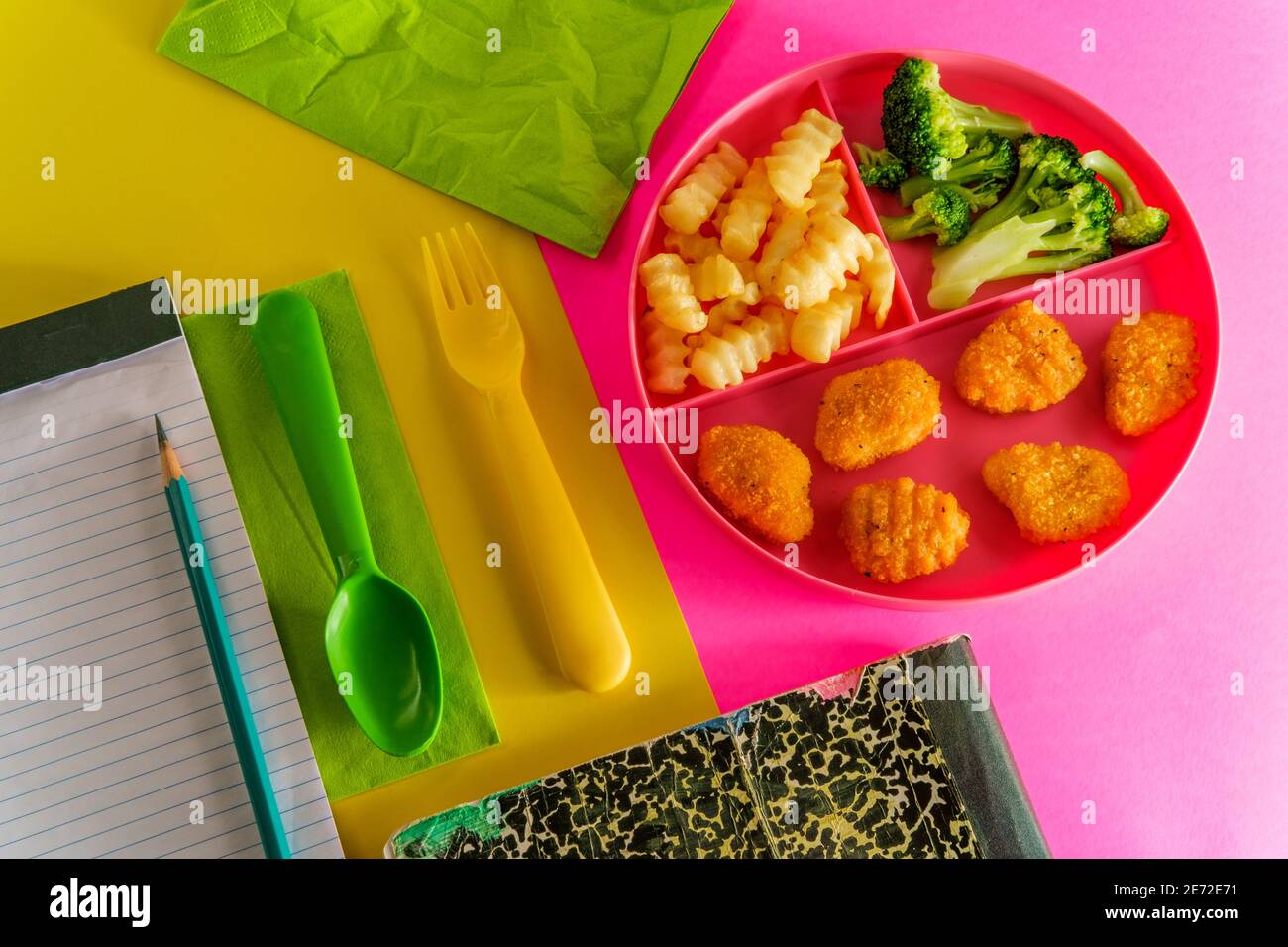 A casa scuola di pollo nugget pranzo servito su vassoio con patatine fritte e broccoli Foto Stock