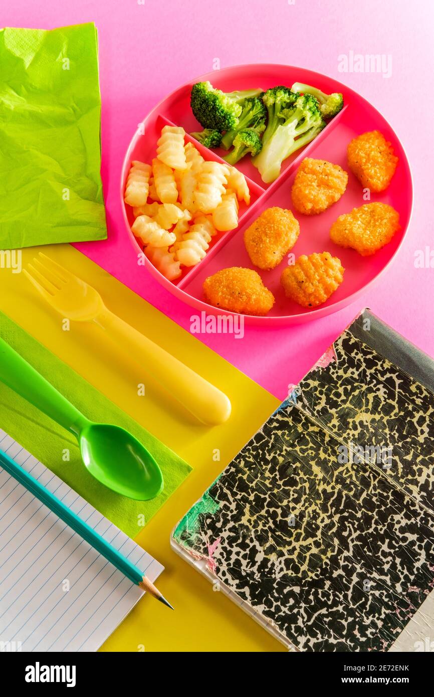 A casa scuola di pollo nugget pranzo servito su vassoio con patatine fritte e broccoli Foto Stock