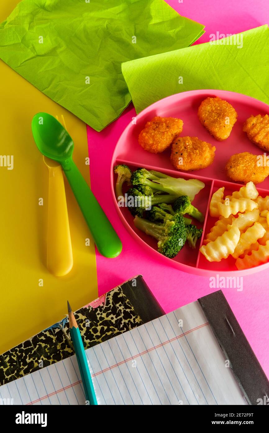 A casa scuola di pollo nugget pranzo servito su vassoio con patatine fritte e broccoli Foto Stock