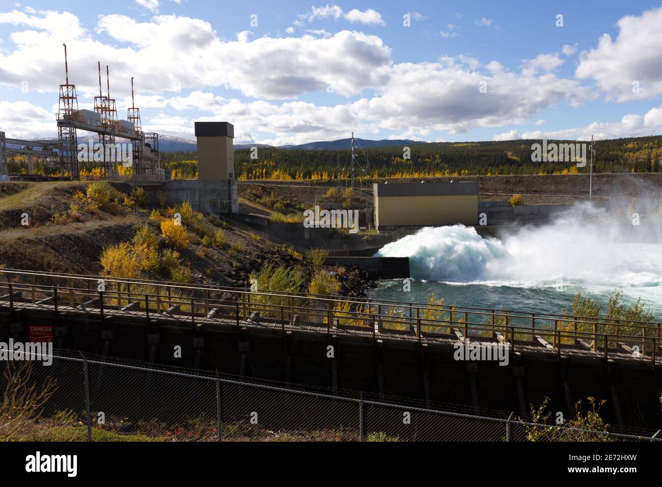 L'impianto idroelettrico di generazione situato a Whitehorse, Yukon, Canada con una scala di pesci visibile in primo piano. Foto Stock