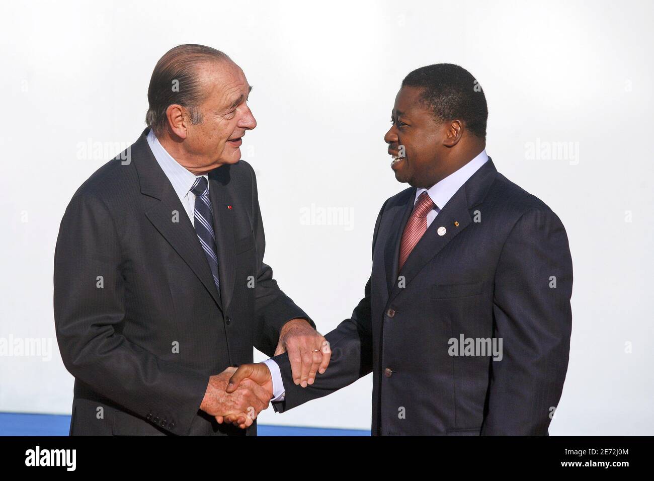 Il presidente francese Jacques Chirac accoglie Faure Essozimna Gnassingbe Presidente della Repubblica Togolese, in occasione dell'apertura del 24° vertice Africa-Francia a Cannes, in Francia, il 15 febbraio 2007. Foto di Pascal Parrot/ABACAPRESS.COM Foto Stock